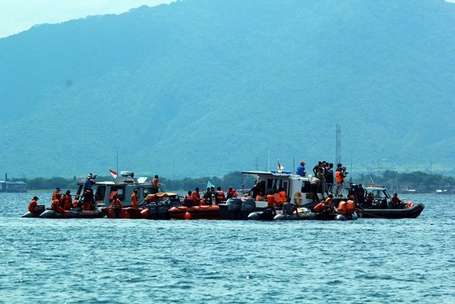 Sejumlah kapal timsar mencari korban Kapal KMP Refelia II yang tenggelam di Selat Bali, Banyuwangi, Jumat, 4 Maret. Foto oleh Budi Candra Setya/ANTARA 