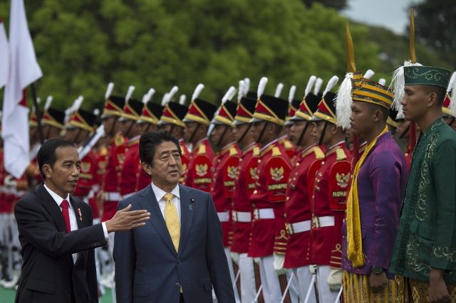 UPACARA. Presiden Joko Widodo (kiri) berjalan bersama Perdana Menteri Jepang Shinzo Abe saat melakukan pemeriksaan pasukan di Istana Bogor, Bogor, Jawa Barat, Minggu, 15 Januari. Foto oleh Rosa Panggabean/ANTARA 