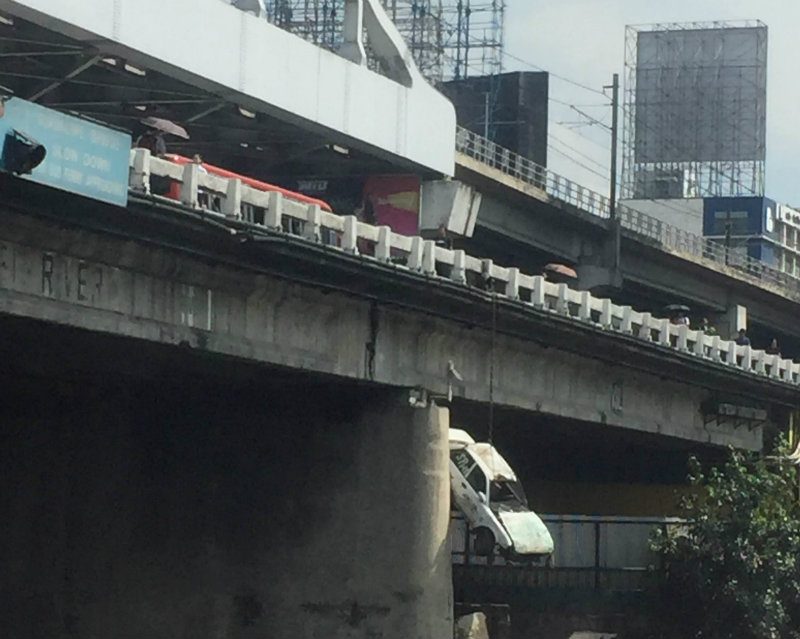 Why is a taxi hanging under the Guadalupe bridge?