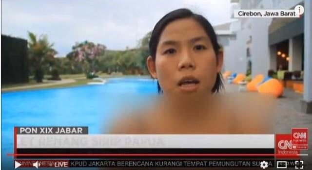 Salah satu atlet renang wanita yang tubuhnya disamarkan saat tampil di televisi. Sumber foto: screen capture CNN Indonesia TV. 