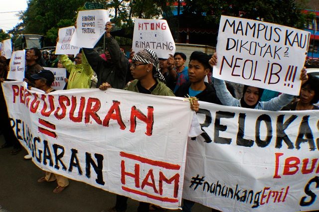 TOLAK PENGGUSURAN. Ilustrasi warga menolak penggusuran tempat tinggalnya. Foto oleh Agus Bebeng/ANTARA 