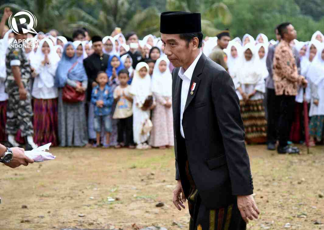 PONDOK PESANTREN. Presiden Jokowi saat mengunjungi Pondok Pesantren Al-Hikamus Salafiyah Purwakarta, Selasa, 25 April. Foto oleh Agung Fatma Putra/Rappler 
