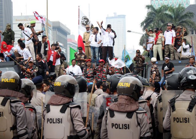 DIVISIVE ELECTION. A rally near the Constitutional Court on August 21, 2014, in support of then presidential candidate Prabowo Subianto's challenge to the election results. File photo by EPA
