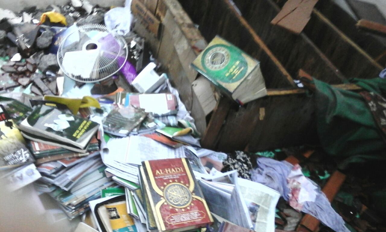 BERTEBARAN. Al-Qur'an dan buku agama lainnya bertebaran di lantai masjid Ahmadiyah di Kendal, Jawa Tengah yang dirusak massa. Foto oleh Warta Sejuk. 