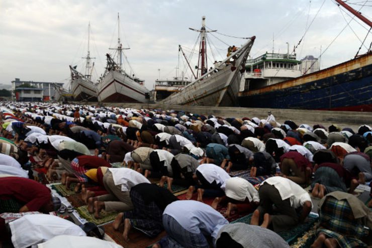 Muslims attend Idul Fitri prayers at Sunda Kelapa port in Jakarta on July 28, 2014. Photo by EPA