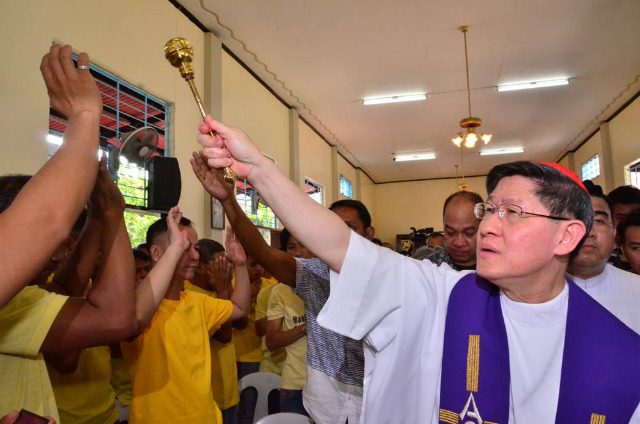 SPECIAL BLESSING. Manila Archbishop Luis Antonio Cardinal Tagle sprinkle holy water on the residents of the Manila City Jail as he opens the Holy Door of Mercy there on March 23, 2016. Photo by Noli Yamsuan/Archdiocese of Manila 