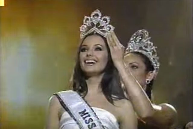 Miss Rusia Oxana Fedorova saat mendapatkan mahkota Miss Universe 2002. Foto screenshot dari Youtube.  