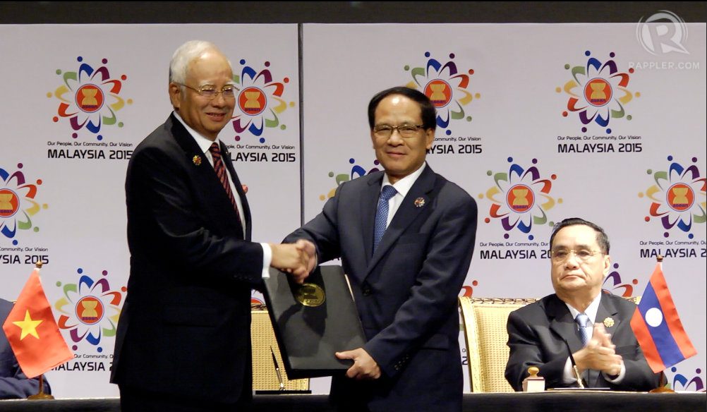 SIGNED, DELIVERED. ASEAN chairman and Malaysian Prime Minister Najib Razak gives the signed ASEAN declaration to ASEAN Secretary-General Le Luong Minh. 