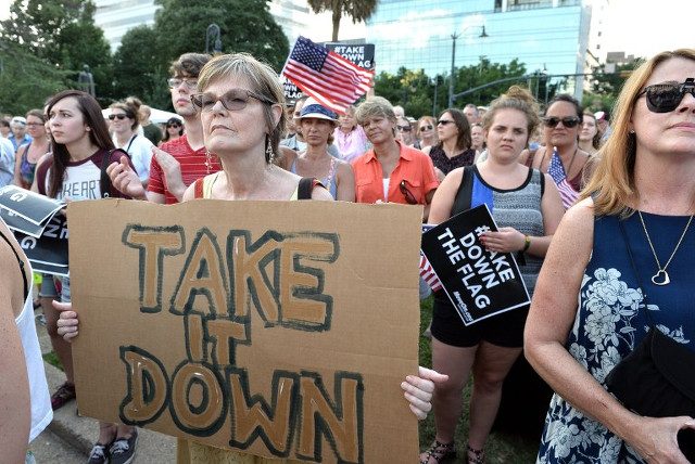 PROTEST. Hundreds of people gather for a protest rally against the Confederate flag in Columbia, South Carolina on June 20, 2015. AFP PHOTO/MLADEN ANTONOV 