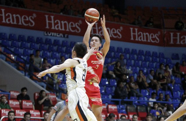 Wright shines as Phoenix survives Meralco to end two-game skid