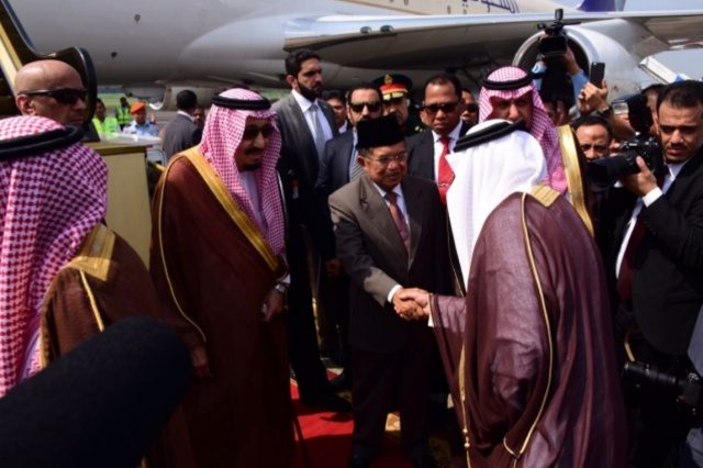 ANTAR KE PESAWAT. Wakil Presiden Jusuf "JK" Kalla mengantarkan Raja Salman bin Abdul Aziz ke pesawat yang akan membawanya ke Brunei Darussalam selama beberapa jam pada Sabtu, 4 Maret. Foto oleh PT Jasa Angkasa Semesta 
