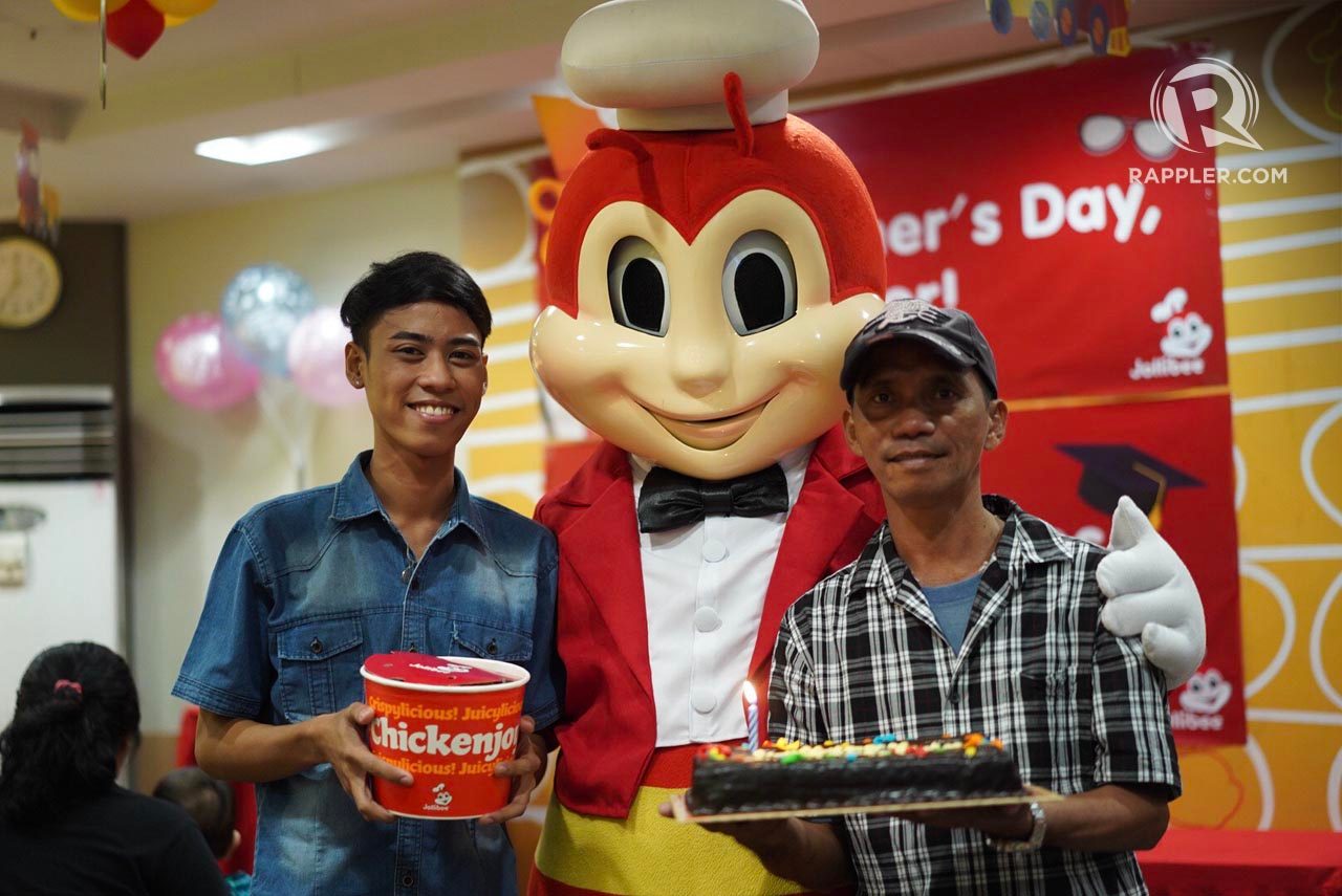DOUBLE CELEBRATION. Ryan thanks his friends and families who came to celebrate both his graduation and father's day with his dad. Photo by Martin San Diego/Rappler 