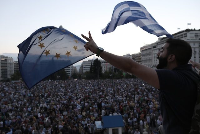 DEBT CRISIS. Demonstrators wave European and Greek flags as they stand on the parliament in Athens, Greece, June 18, 2015. Eurozone finance ministers failed to find a breakthrough in the Greek bailout crisis, European Commission Vice President Valdis Dombrovskis said. Photo by Yannis Kolesidis/EPA 