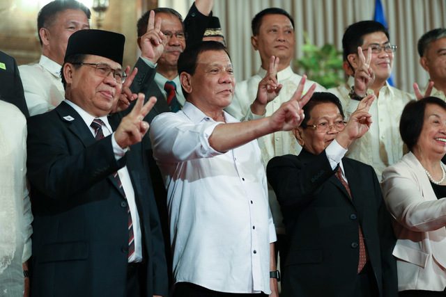 BANGSAMORO. President Rodrigo Duterte joins members of the Bangsamoro Transition Committee. File photo by Malacañang  
