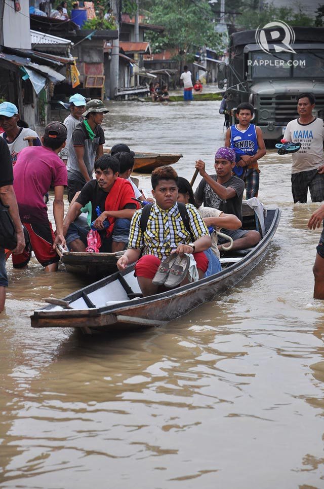 RESCUE OPERATION. Stranded commuters ride in boats and military trucks to cross flooded areas in Maguindanao. Photo by Edwin Espejo/Rappler