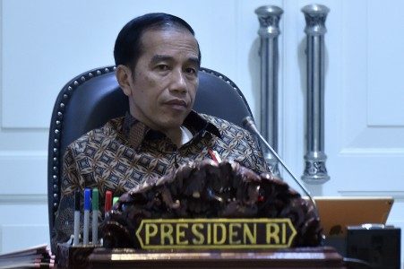 Presiden Joko Widodo bersiap memimpin rapat terbatas tentang perkembangan implementasi program pengentasan kemiskinan di Kantor Presiden, Jakarta, Selasa (25/7). FOTO oleh Puspa Perwitasari/ANTARA 