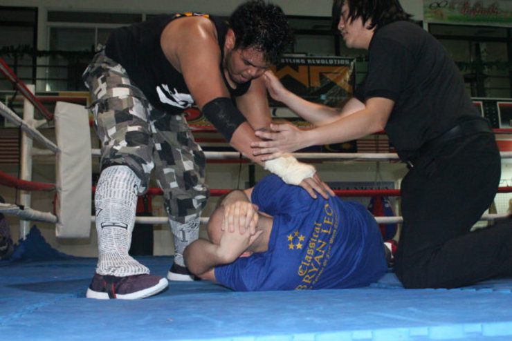 Bombay Suarez tries to attack "Classical" Bryan Leo as Leo feigns a neck injury. Photo by Reema Castillo/PWR
