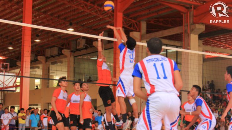A Bicolano secondary boys volleyball player blocks a Northen Mindana player's spike. Photo by Maan Tengco/Rappler