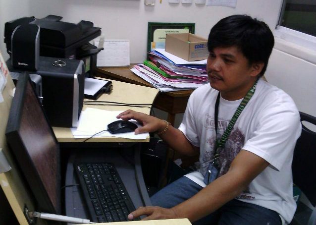 Taxi driver works hard to graduate from La Salle Green Hills