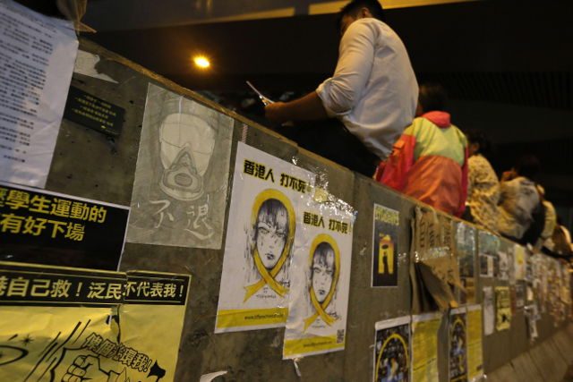 Hong Kong police partly tear down democracy protest site