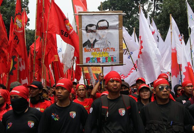 Ribuan buruh Indonesia saat memperingati May Day pada 1 Mei 2015. Mereka menolak pasar bebas yang mengancam mata pencaharian mereka. Foto oleh Gatta Dewabrata/Rappler 