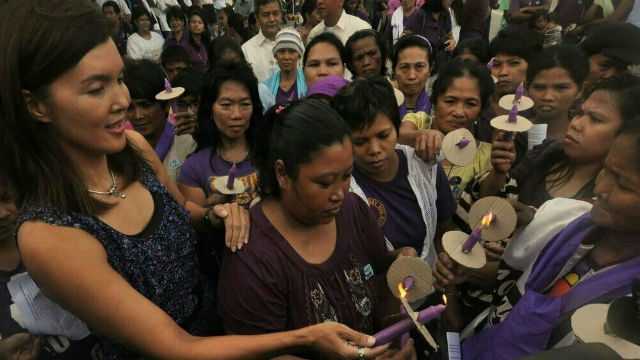 RH ADVOCATE. Senator Pia Cayetano joins women in promoting the reproductive health law. Photo from the senator's blog.