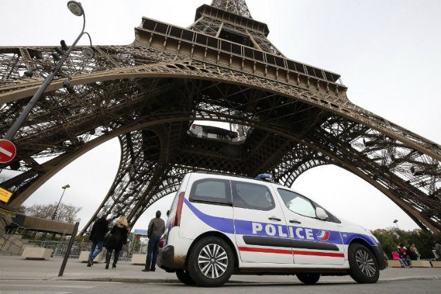 Car linked to Paris attacks found as probe spreads