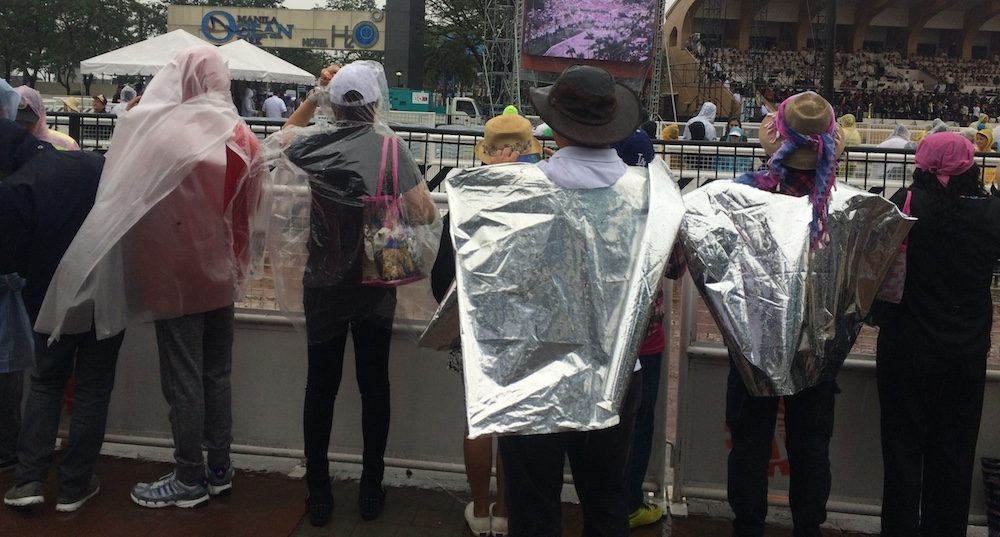 IMPROVISED: Luneta crowd turn plastics into raincoats 