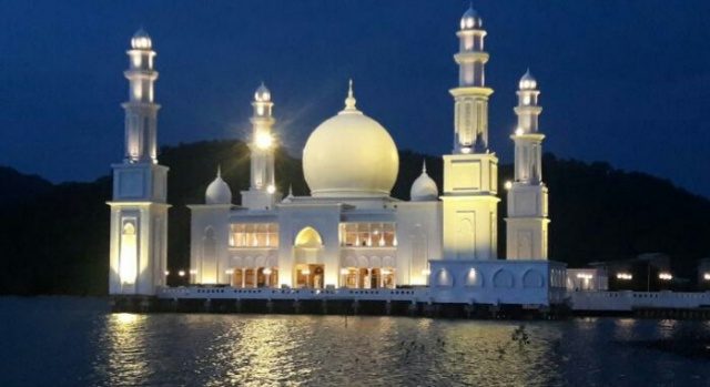 MASJID AGUNG SUKADANA. Masjid Agung Sukadana yang diresmikan oleh Presiden Joko Widodo pada Sabtu, 15 Oktober. Foto oleh Humas Pemprov Kalimantan Barat 