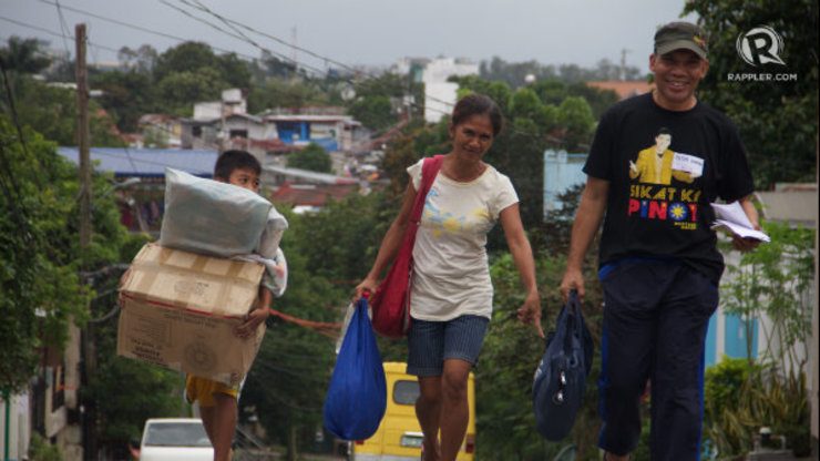 EVACUATION. Residents carry only the necessities as they evacuate during a flood drill. File photo by San Sel/Rappler.com