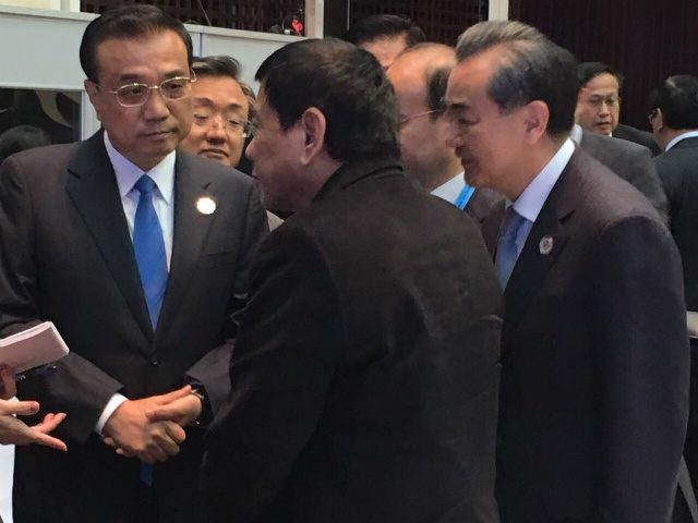FIRST MEETING. Philippine President Rodrigo Duterte meets with Chinese Premier Li Keqiang for the first time on the sidelines of the ASEAN Summit in Vientiane, Laos in September 2016. Photo courtesy of Jesus Dureza  