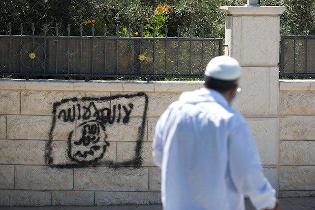 ISIS. Grafiti berbentuk bendera ISIS terpampang di tembok. Foto oleh EPA 