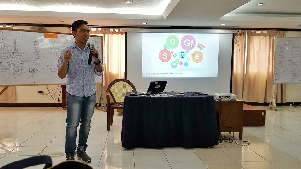 ABOUT SOGIE. Arnold Buhisan discusses sogie during a gender sensitivity training conducted for the staff of DSWD Central Office. Photo courtesy of Arnold Buhisan 