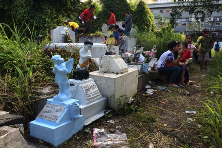 DETERIORATING STATE. Visitors inside the Makati City Public Cemetery on All Saints' day. All photos by LeANNE Jazul/Rappler