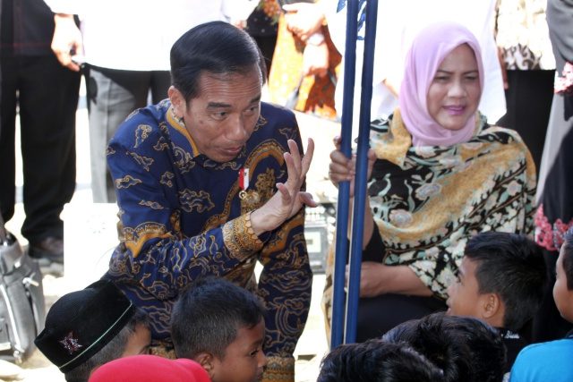TAHUN BARU. Presiden Joko "Jokowi" Widodo menghabiskan waktu jelang pergantian tahun baru dengan menonton film yang dibintangi oleh puteranya Cek Toko Sebelah di Botani Square pada Sabtu, 31 Desember. Foto oleh Rahmad/ANTARA 