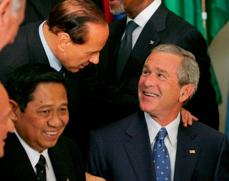 Mantan Presiden Amerika Serikat George W. Bush (kanan) berbincang dengan mantan Perdana Menteri Australia Silvio Berlusconi (kiri). Mantan Presiden Indonesia Susilo Bambang Yudhoyono tersenyum di antara keduanya saat jamuan makan dalam suatu pertemuan di markas Perserikatan Bangsa-Bangsa (PBB) di New York, AS. Foto oleh EPA
