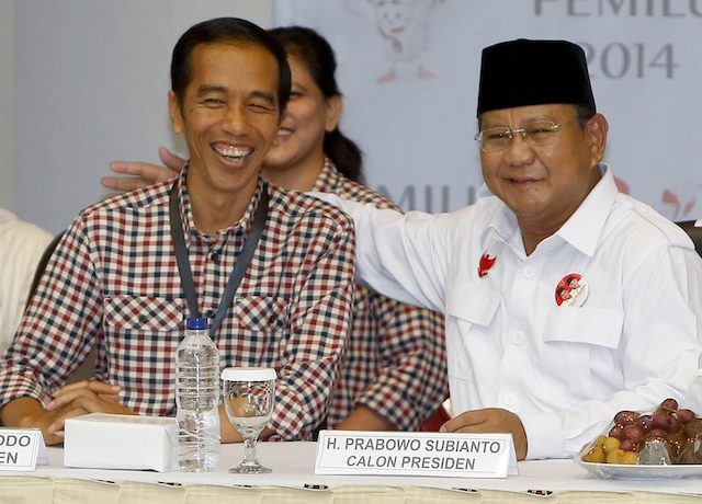 CAPRES. Prabowo Subianto (R) dan Joko Widodo (L) dalam upacara untuk mendapatkan jumlah mereka untuk pemilihan presiden di kantor Komisi Pemilihan Umum Indonesia di Jakarta, Indonesia, 1 Juni 2014. Photo oleh Adi Weda/EPA