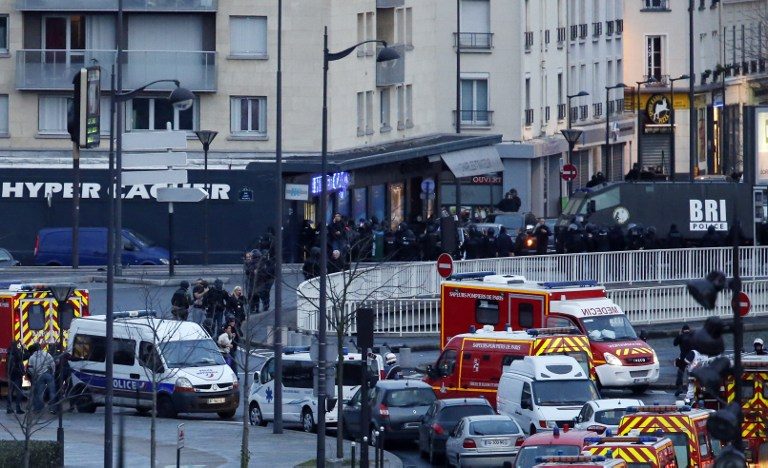 ATTACK. Members of the French police special forces launch the assault and evacuate the hostages at a kosher grocery store in Porte de Vincennes, eastern Paris, on January 9, 2015. Thomas Samson/AFP