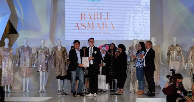 Peluncuran buku 'Lima Belas Warsa Barli Asmara, Di Antara Gemerlap Ornamentasi' karya Barli Asmara pada Senin, 24 Oktober di Fashion Atrium, Senayan City, sebagai bagian dari gelaran 'Jakarta Fashion Week 2017'. Foto oleh Wisnu Sulistyanto/Rappler.com. 