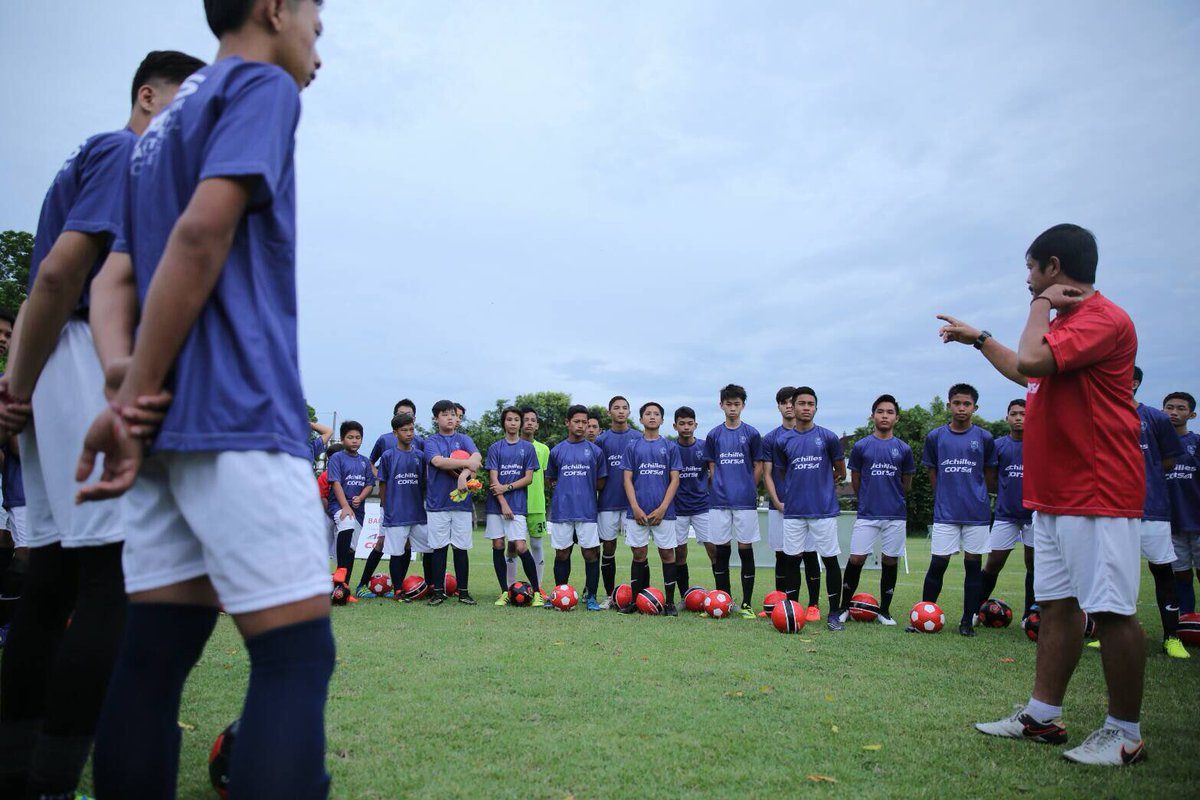 Pelatih Bali United Indra Sjafri (kanan) memberi latihan pada peserta PSG Academy di Kuta, pada 28 Januari 2017. Foto dari Twitter/@indra_sjafri 