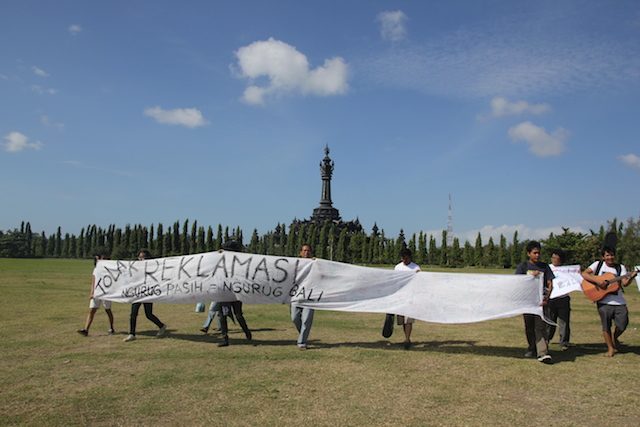 Aksi menolak rekalmasi pada awal-awal gerakan tahun 2013. Foto oleh Anton Muhajir/Rappler
  <span class="attribution"></span>
