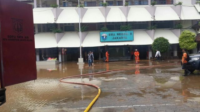 SURUT. Air banjir yang menggenangi SMA 8 di Bukit Duri pukul 13:08 WIB tadi sudah mulai surut. Foto diambil dari akun Twitter BPBD DKI Jakarta â@BPBDJakarta 