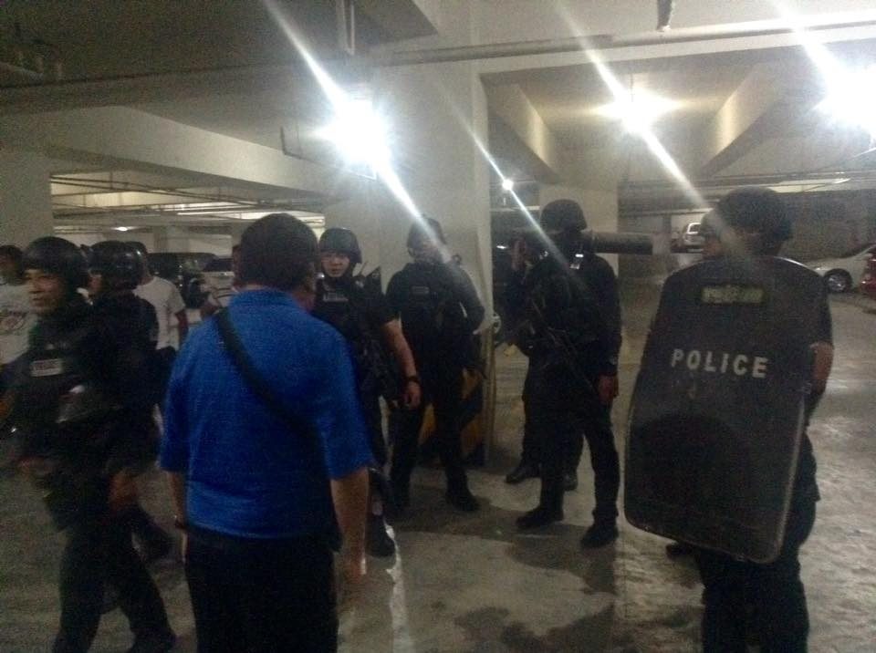 POLICE RAID. Mayor Osmeña (in blue) joins a police raid on David Lim Sr's home, hours after the shooting incident. Photo from Osmeña's Facebook page  