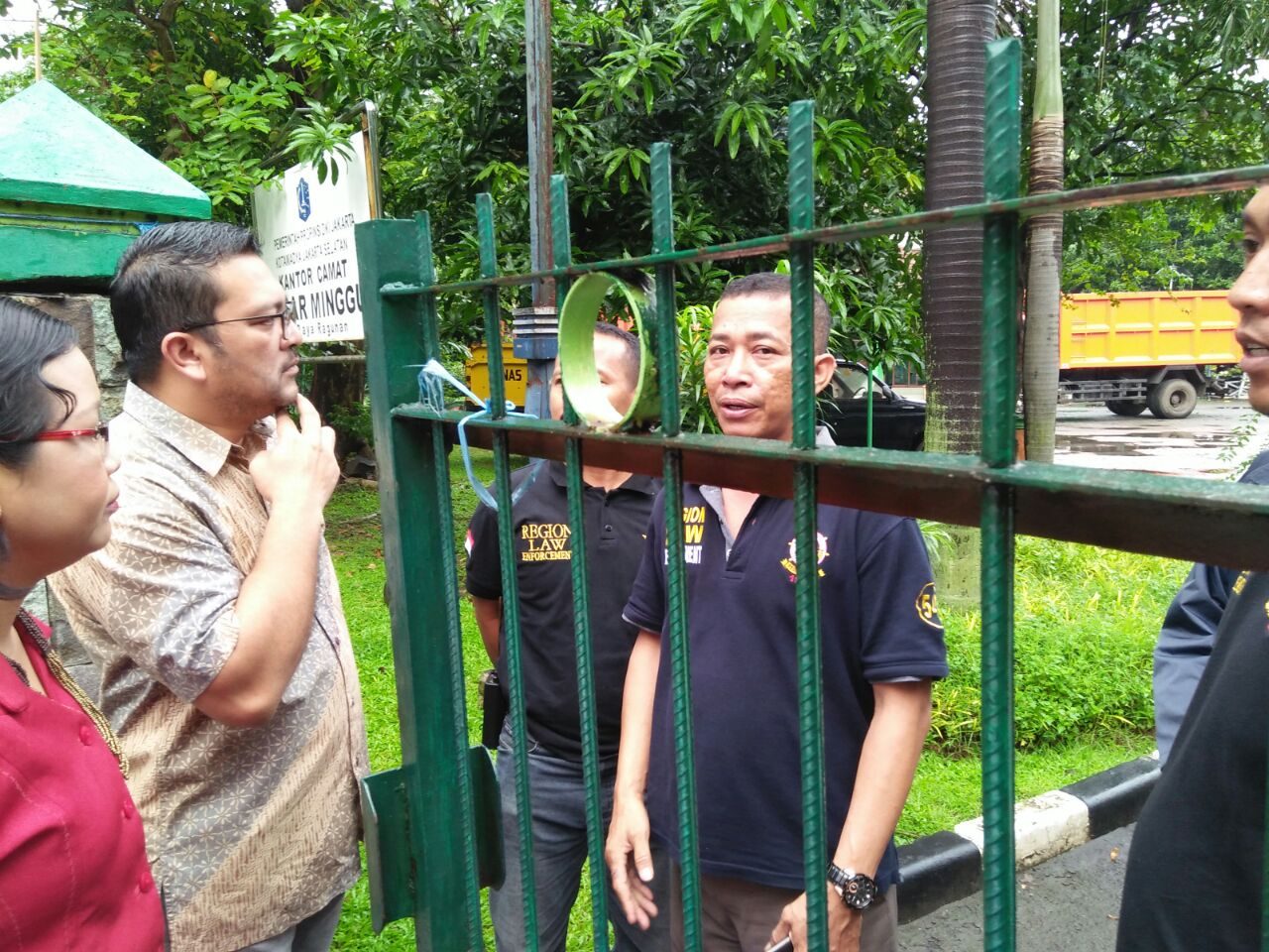 Ibadah jamaat GBKP Pasar Minggu sempat tertunda karena pagar Kantor Kecamatan Pasar Minggu ditutup petugas, Minggu (23/10). Foto istimewa. 