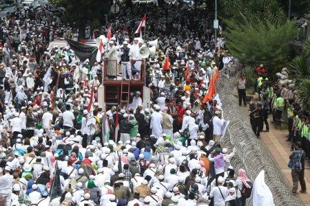 Massa Front Pembela Islam (FPI) melakukan aksi unjuk rasa di depan Polda Metro Jaya, Sudirman, Jakarta, Senin (23/1). Foto oleh Reno Esnir/ANTARA 