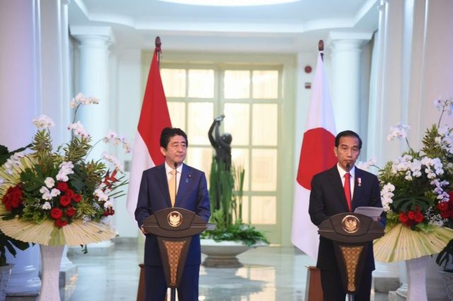 PERNYATAAN PERS. Presiden Joko "Jokowi" Widodo memberikan pernyataan pers bersama dengan Perdana Menteri Shinzo Abe usai keduanya melakukan pertemuan bilateral di Istana Bogor pada Minggu, 15 Januari. Foto diambil dari akun Twitter @KBRITokyo  