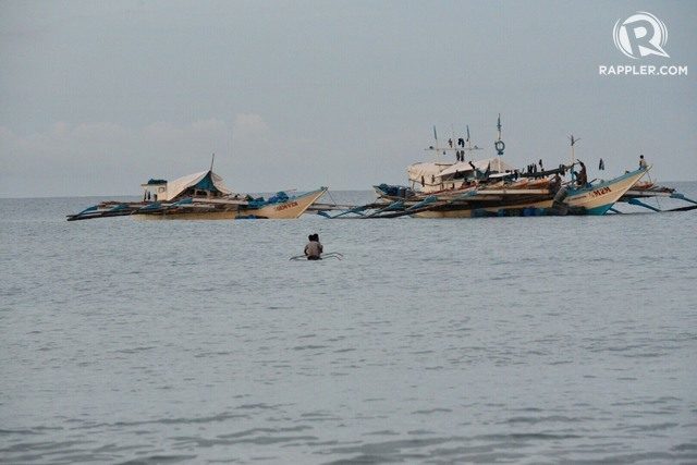 RESCUE AT SEA. Fishing boat M2M tows the F/B Gem-Ver to the shores of Barangay San Roque, San Jose, Occidental Mindoro, on June 15, 2019. All photos by LeAnne Jazul/Rappler 