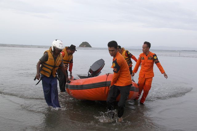 ILUSTRASI. Tim Basarnas Banda Aceh mengevakuasi korban selamat kapal tenggelam, pada 24 Juli 2016. Foto oleh Ampelsa/Antara 