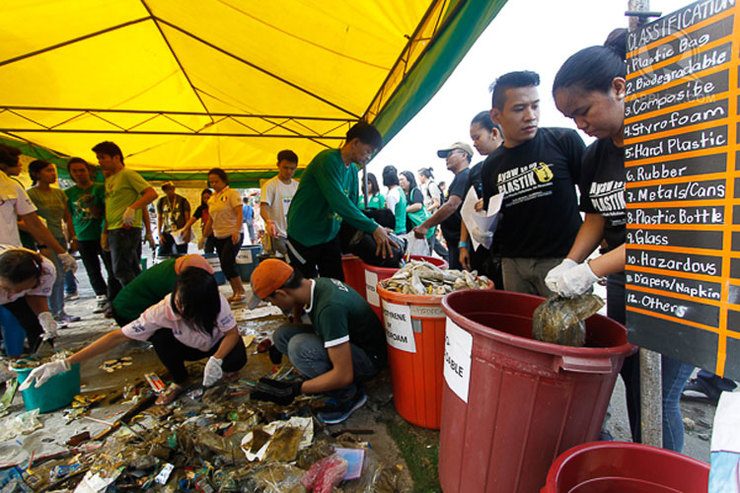 GARBAGE AUDIT. Volunteers sift through all kinds of trash collected from Manila Bay.