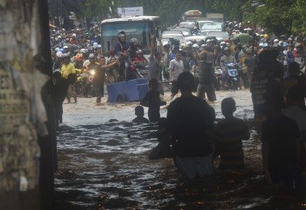 Sejumlah kendaraan terhenti ketika banjir menggenangi bawah jembatan Tol JORR, Kali Malang, Bekasi, Jabar, Selasa (21/2). Foto oleh Saptono/ANTARA 